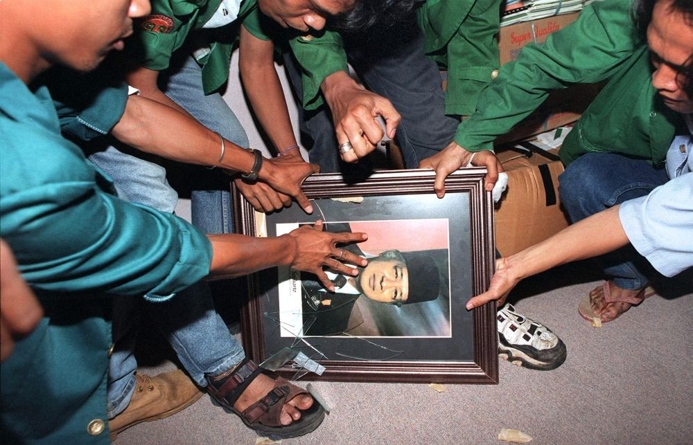 In Indonesia, Gen Z’s nostalgia for dictator Suharto reveals troubling generational divide Indonesian students smash a portrait of former president Suharto in one of the offices of the parliamentary complex in Jakarta on May 21, 1998. — AFP pic