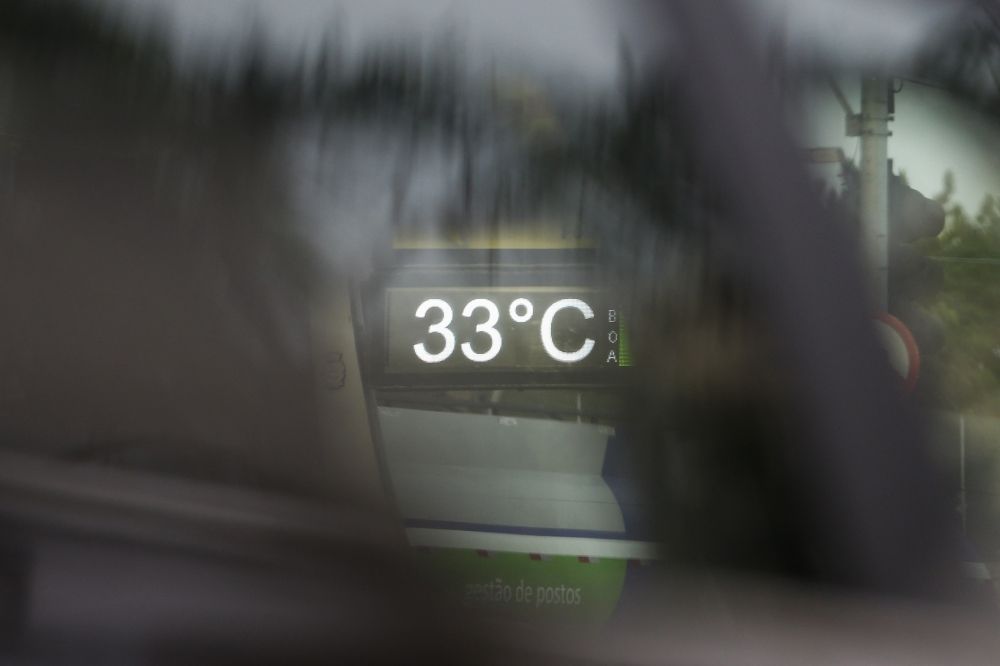 This view shows a street thermometer reading 33 degrees Celsius in the city of Sao Paulo, Brazil on December 26, 2025. As Sao Paulo breaks its 2025 heat record for the second consecutive day, much of the country remains in the grip of a heat wave at the height of summer. — AFP pic