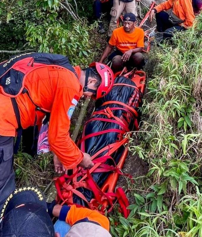 Indonesian rescuers recover Brazilian tourist’s body after fatal fall from Mount Rinjani