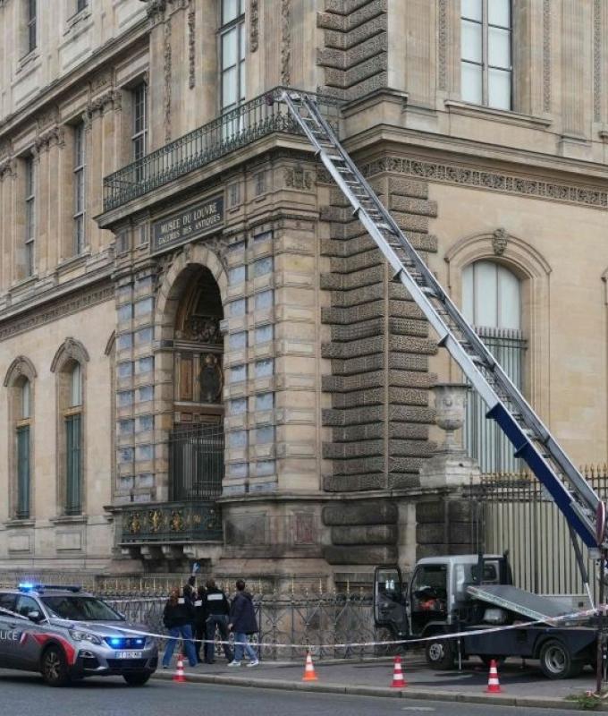 ‘France has been stolen’: French crown jewels snatched in Hollywood-style daytime heist at Paris’ Louvre