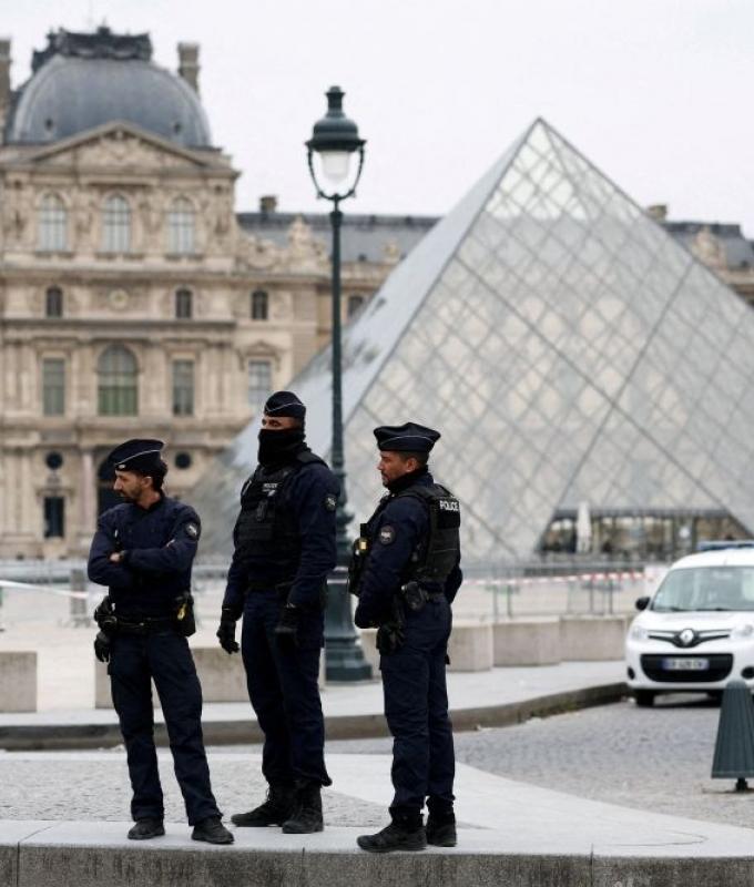 Suspects in Louvre jewel heist case arrested near Paris, prosecutor says