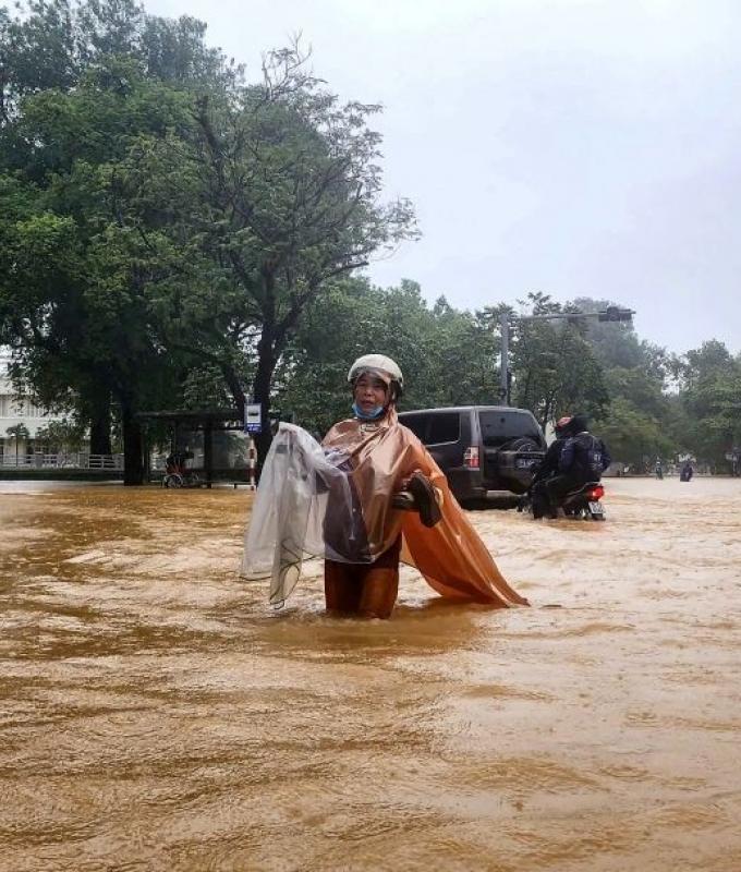 Worst since 1999: Thousands evacuated in Vietnam after record rain floods Hue, triggering landslides