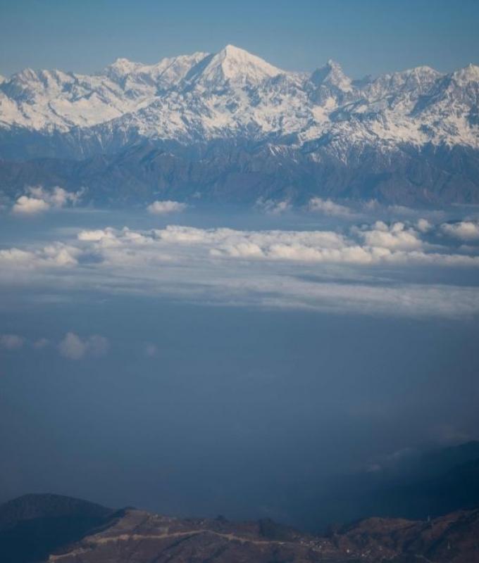 Heavy snow from cyclone shuts Everest region in Nepal, Tibet; helicopter crashes in rescue attempt