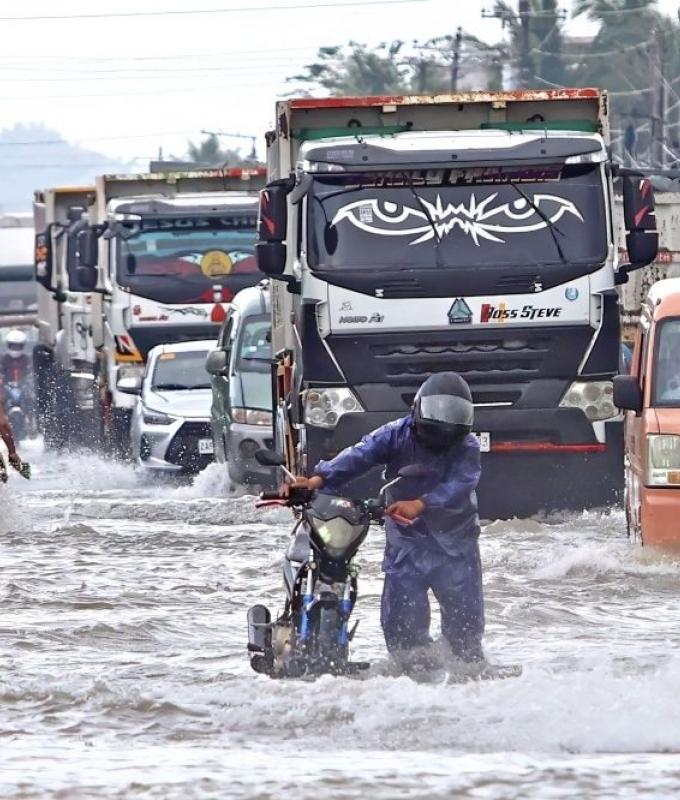 Philippines braces as Super Typhoon Fung-wong halts rescue work after Kalmaegi toll hits 204