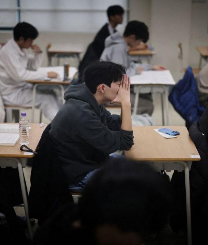 South Korea halts 140 flights for 30 minutes as 554,000 take gruelling university entrance exam