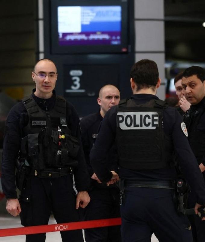 Paris police shoot knife‑wielding man at Montparnasse station, passer‑by hit by gunfire