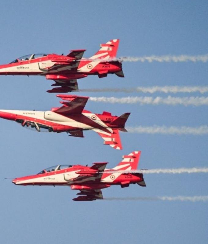 Indian Tejas jet crashes during Dubai Airshow display, pilot killed