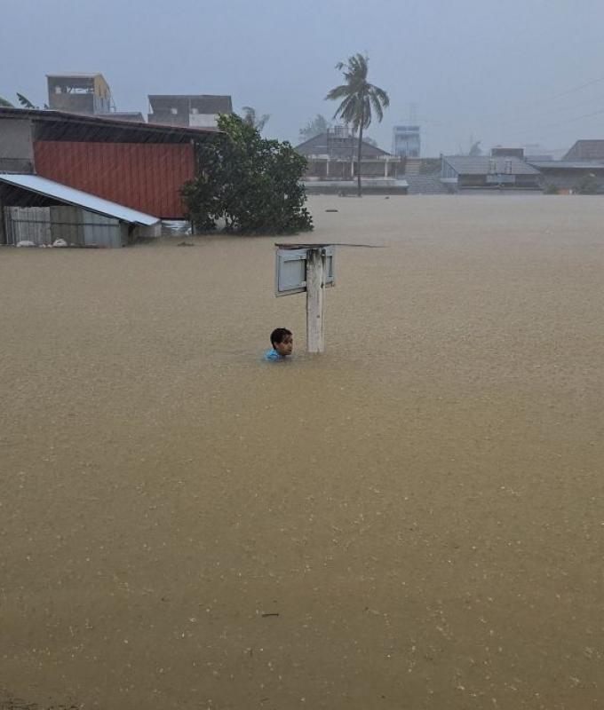 Southern Thailand floods kill 13, leaving people stranded and roads submerged