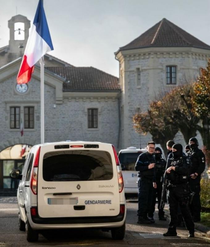 French prison escapees saw through bars, used bed sheets in overnight breakout