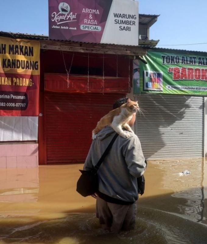 Starvation fears as more heavy rain threaten flood-ruined Indonesia