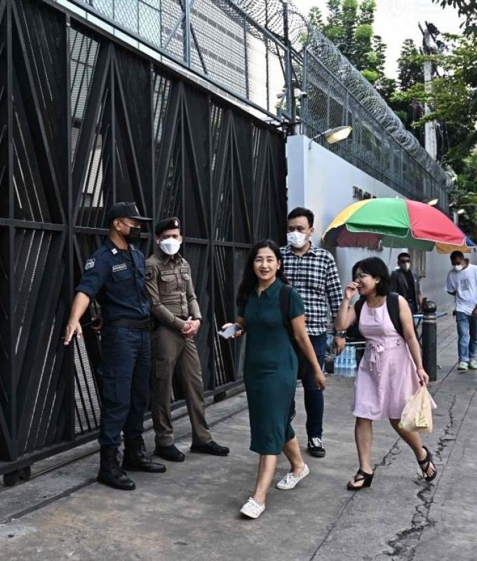 Myanmar citizens head to early polls in Bangkok
