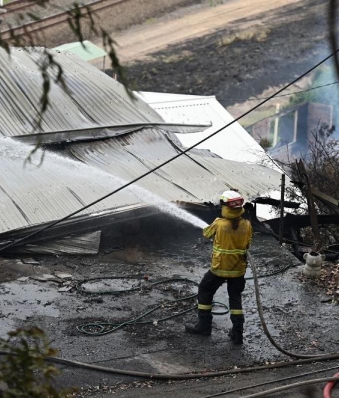 Hot winds fan dozens of bushfires across eastern Australia