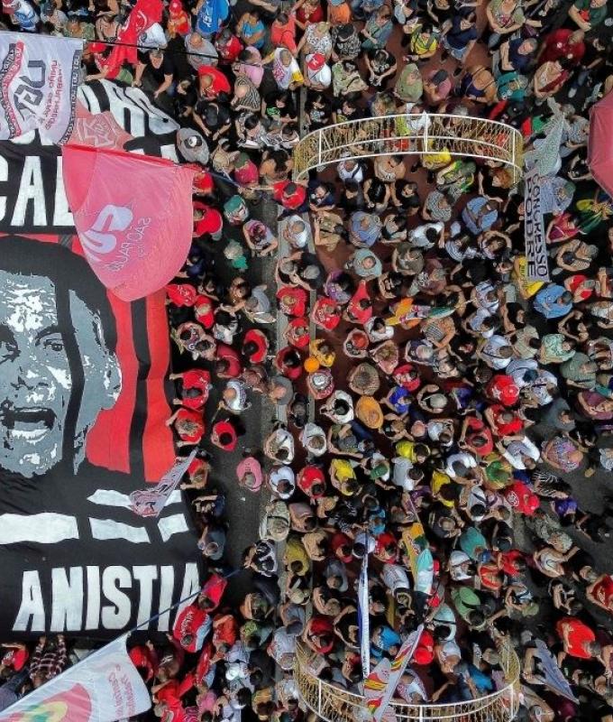 In Brazil’s Copacabana and Paulista Avenue, thousands march opposing amnesty for ex-president Bolsonaro