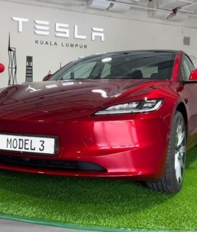 US safety officials probe Tesla door release after reports of trapped occupants in accidents