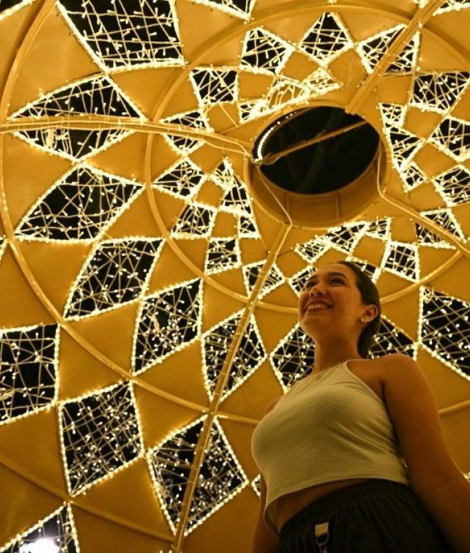 Under holiday glow, Venezuelans try to shut out anxiety over US threats