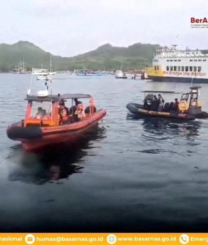 Indonesian rescuers recover body of Spanish girl after Komodo boat accident, three more still missing