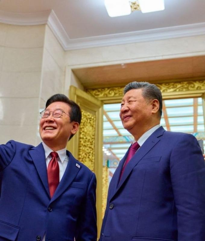 South Korea’s Lee snaps Xi selfie with Chinese ‘backdoor’ phone