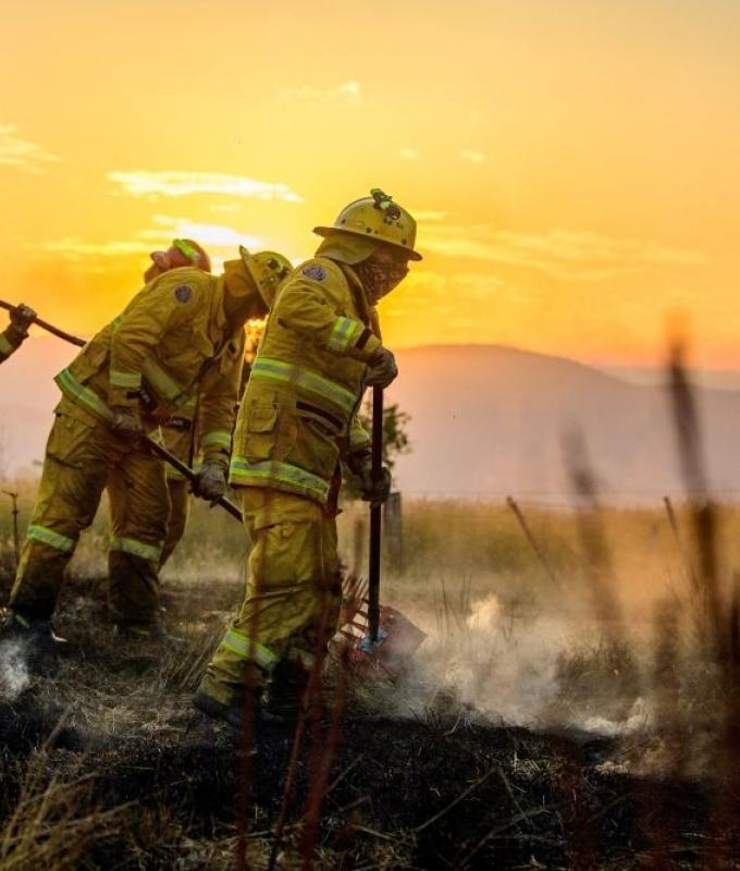 Bushfires destroy hundreds of buildings in southeast Australia, first death confirmed