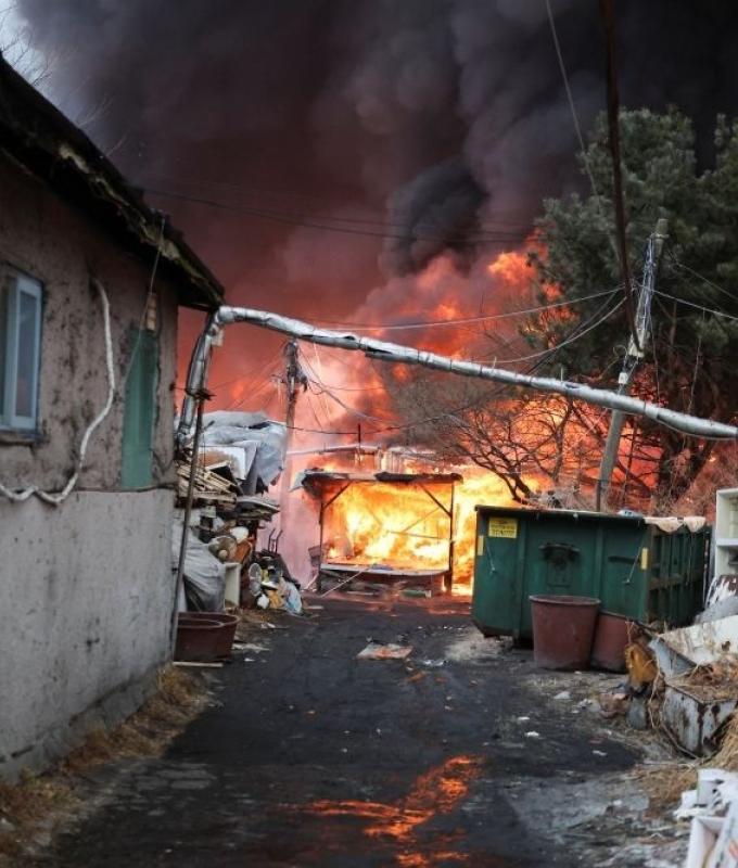 Fire rips through slum area in Seoul’s upmarket Gangnam, 300 firefighters rush to contain flames