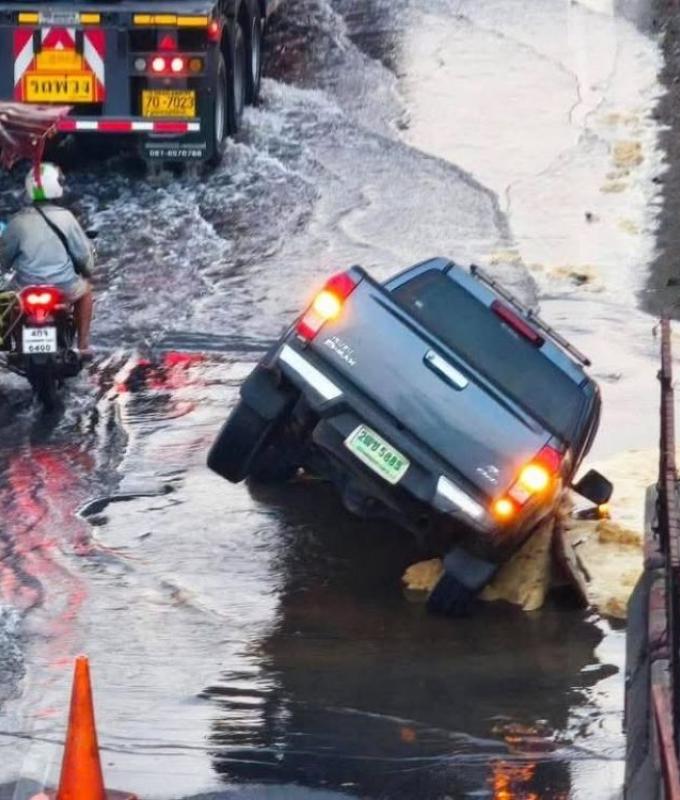 One truck, one burst pipe, and a Bangkok traffic nightmare on Rama II Road
