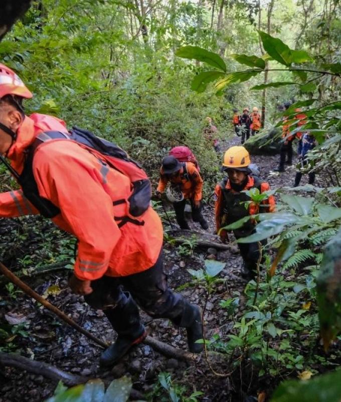 Rescuers recover one body from Indonesian fisheries plane crash, nine still missing