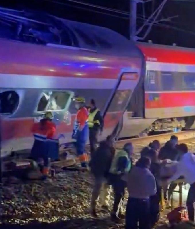 High-speed trains collide in southern Spain, 21 dead, dozens injured