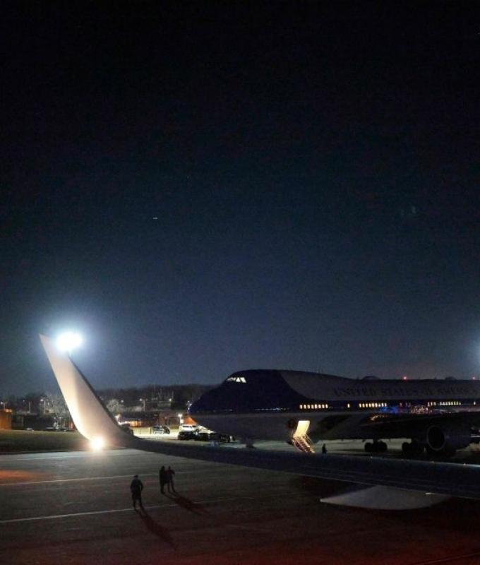 Trump departs for Davos forum again after switching to new plane