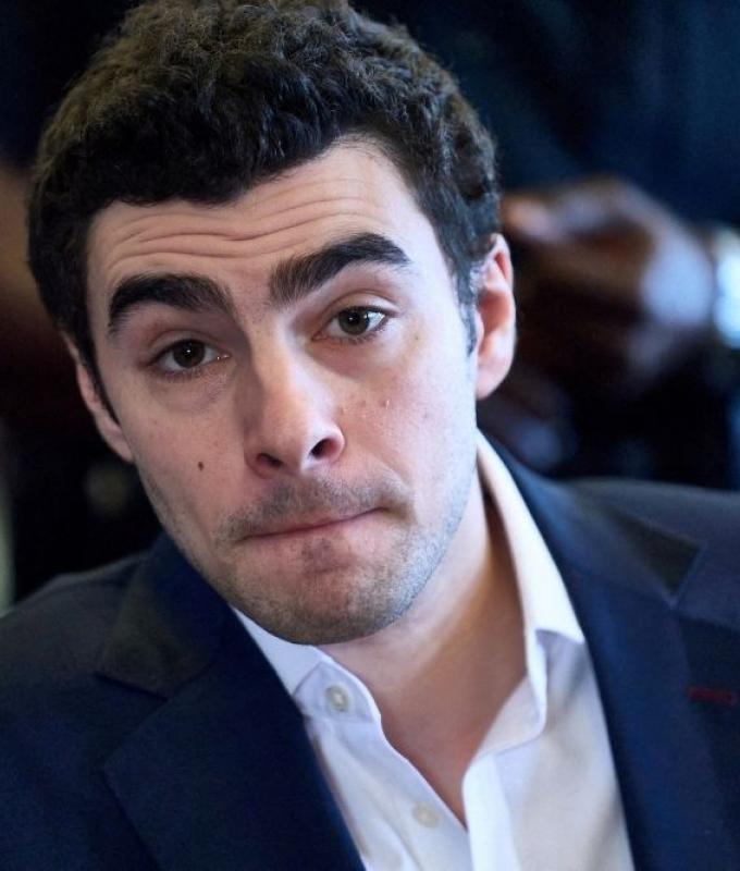 Man with pizza-cutter blade arrested for posing as FBI agent to free insurance CEO murder suspect Luigi Mangione