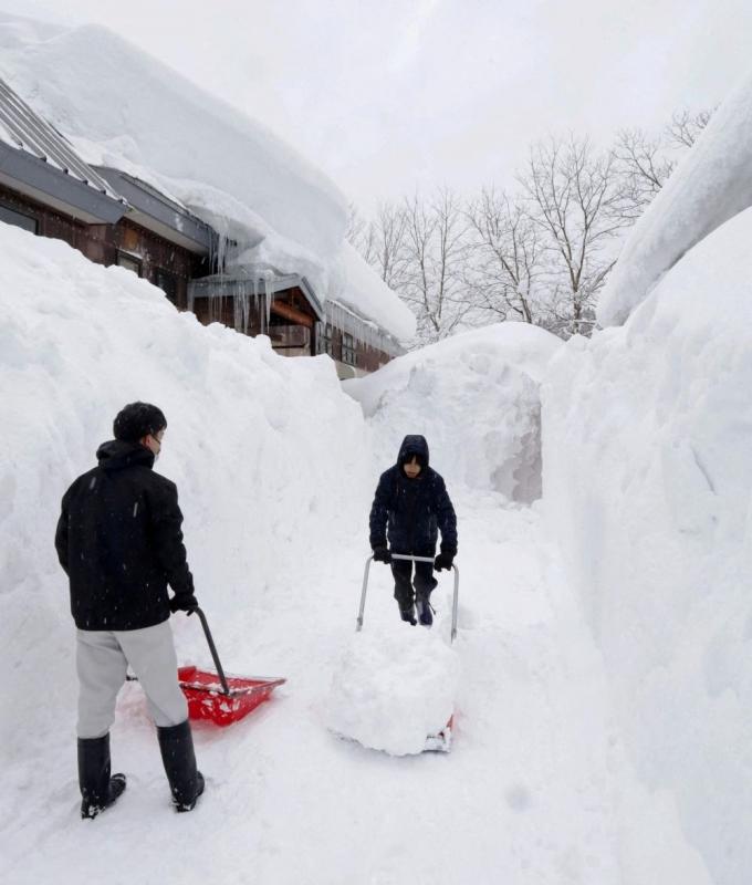 Mercury spikes after historic snowfall, triggering avalanche fears, fresh chaos across northern Japan