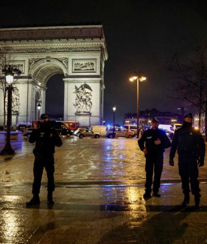 Paris police shoot dead knife‑wielding man at Arc de Triomphe, suspect known for radicalisation