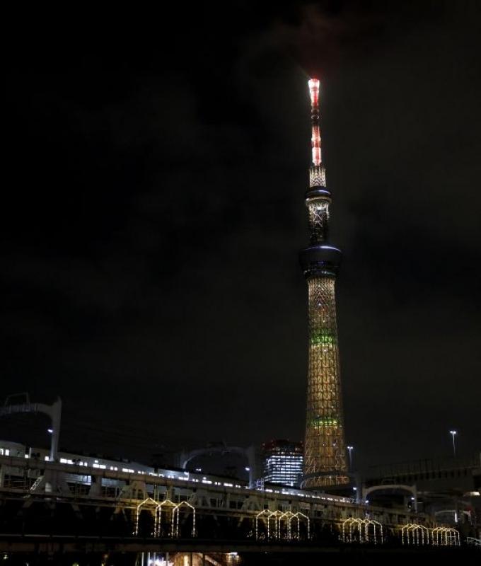 Lifts malfunction in Japan’s tallest building, Tokyo Skytree, trapping 20 visitors for five hours (VIDEO)