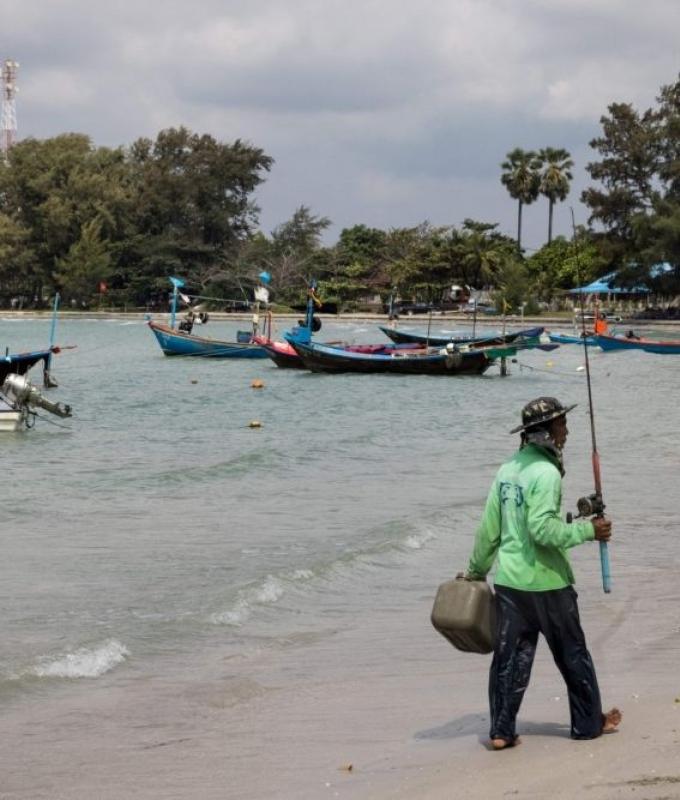 Oil spill from sunken cargo ship washes up on Phuket’s tourist islands in Thailand