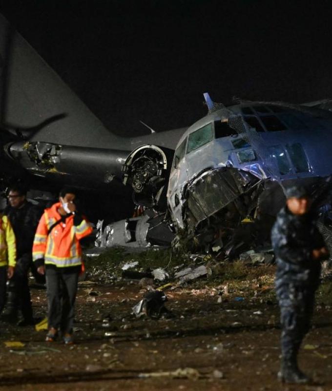 Fifteen dead after Bolivia military plane carrying banknotes crashes near La Paz, bystanders grab spilled cash