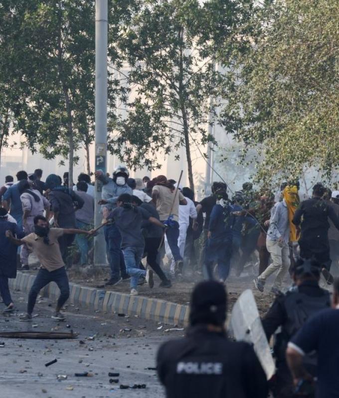 Pro-Iran protesters storm US consulate as clashes kill 25 in Pakistan