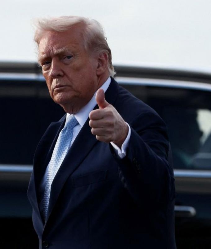 Trump threatens to deploy ICE agents to US airports as TSA staff miss second paycheck