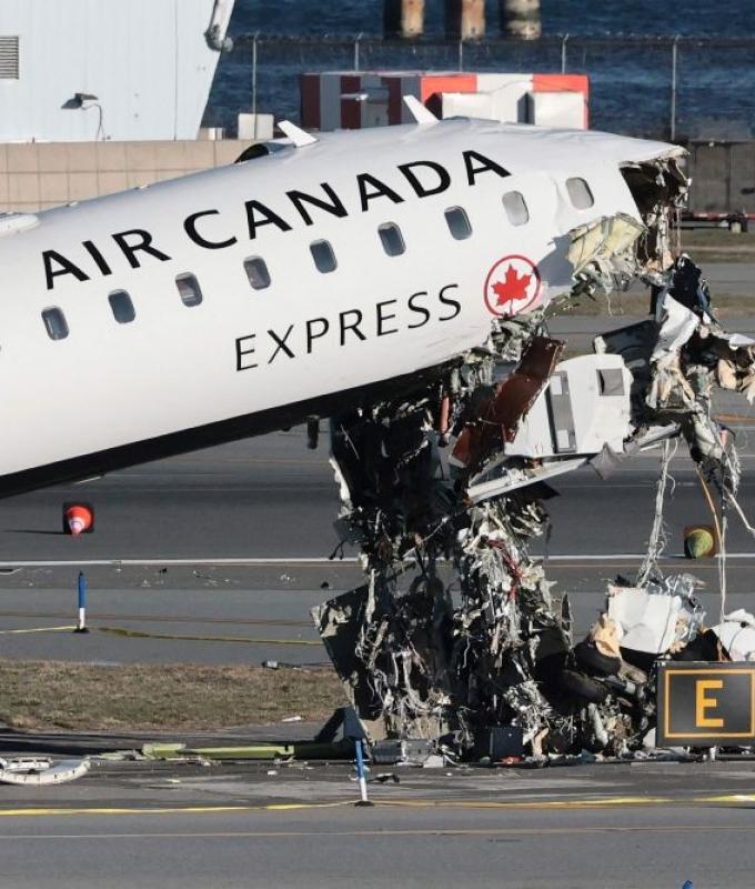 US officials downplay controller ‘odour distraction’ in deadly LaGuardia runway crash