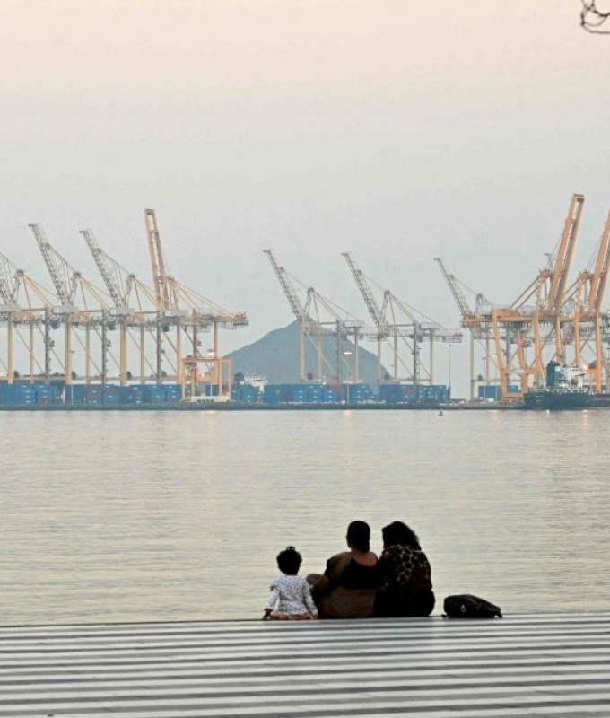 Iran threatens Red Sea shipping, warns of new front if US invades