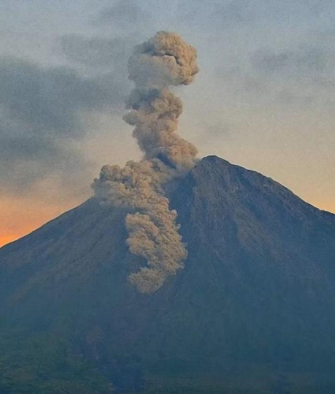 Indonesia’s Semeru erupts twice, with pyroclastic flows reaching 3km from summit (VIDEO)