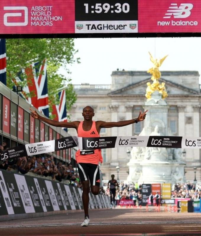 Kenya’s Sawe becomes first man to run marathon under two hours to win in London
