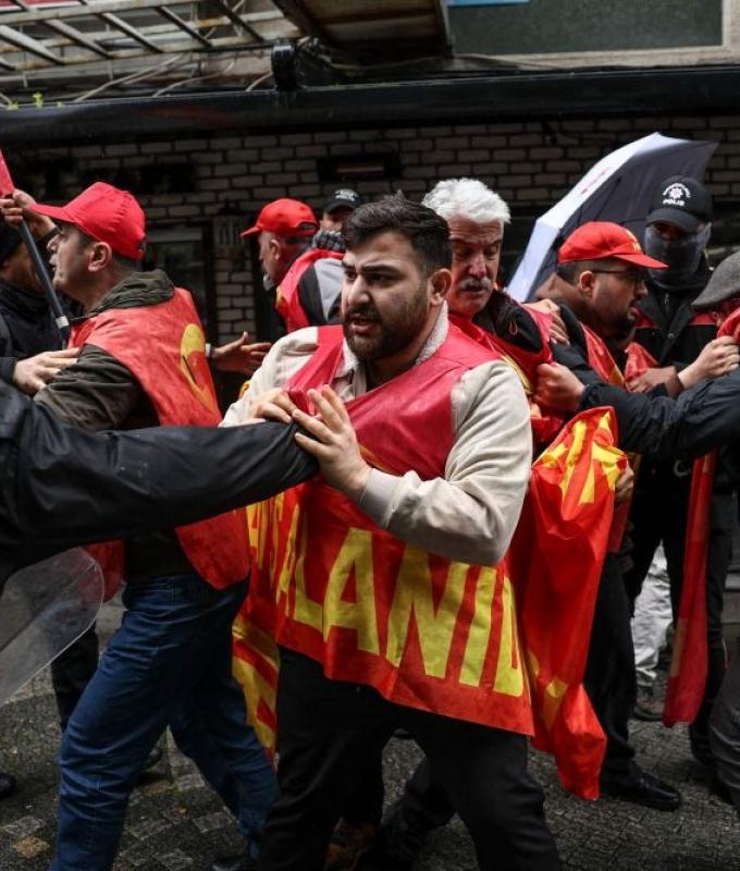 Tear gas and barricades choke Istanbul streets as May Day protests spark clashes
