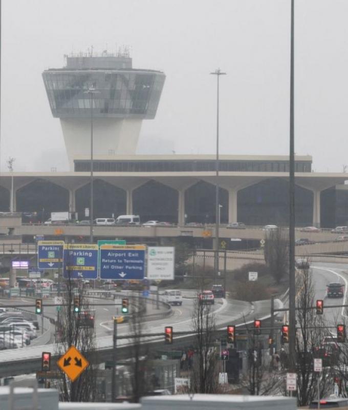 United Airlines plane hits lamppost, truck on approach to Newark airport