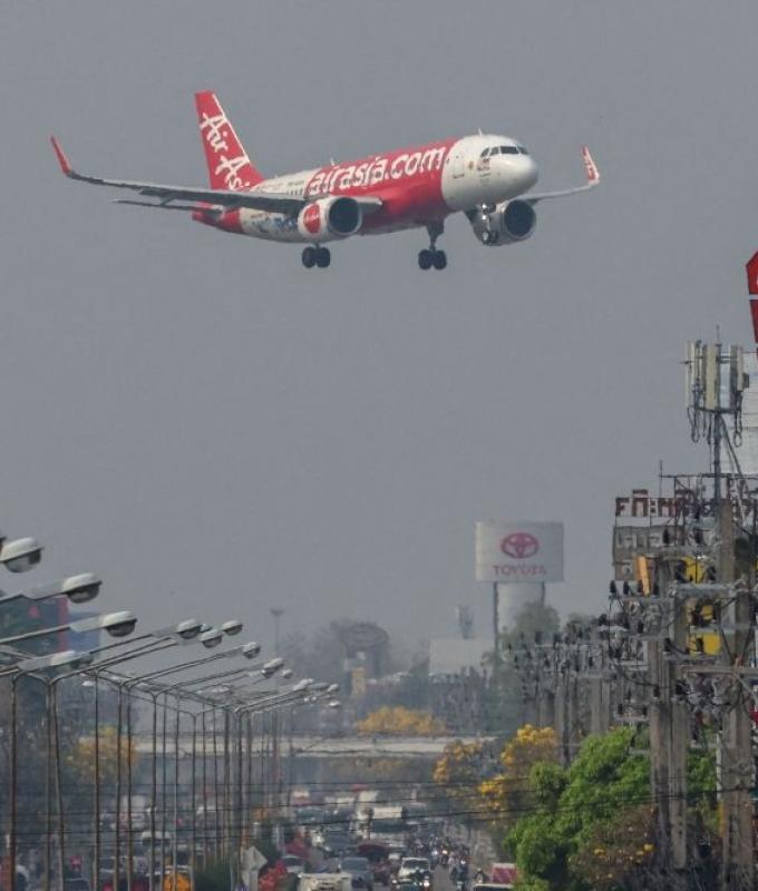 Viral clip shows AirAsia pilot pulling off skilful ‘crab’ landing amid intense Taiwan crosswinds (VIDEO)