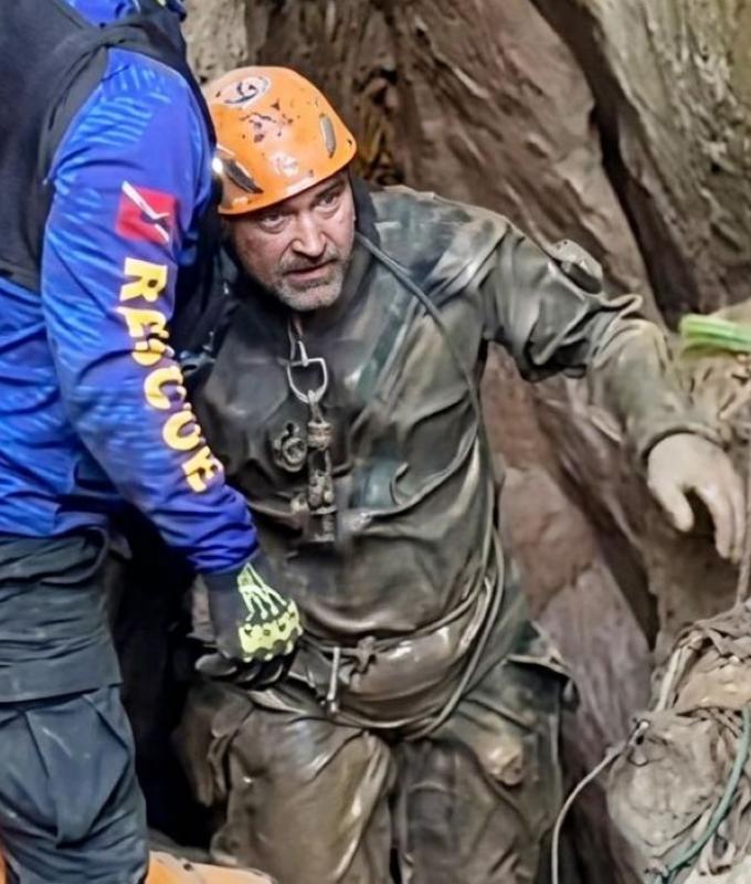 Rescuers race against time to reach seven trapped in flooded Laos cave