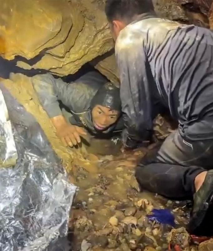 Malaysian diver reveals nightmare conditions in search for two missing miners in submerged Laos cave