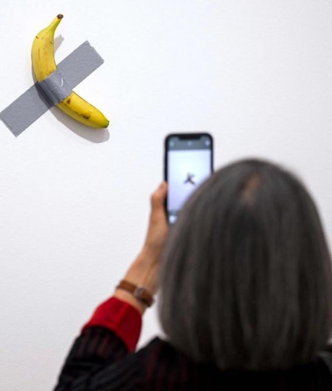 French museum reports theft of arty banana