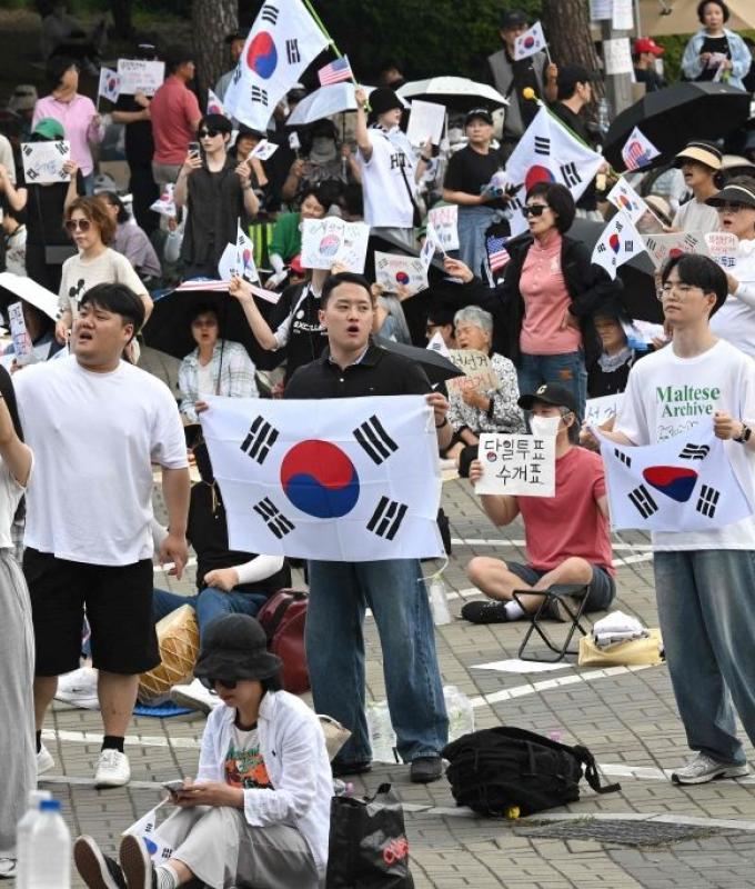 Anger grows in South Korea over ballot shortages as students plan nationwide protests
