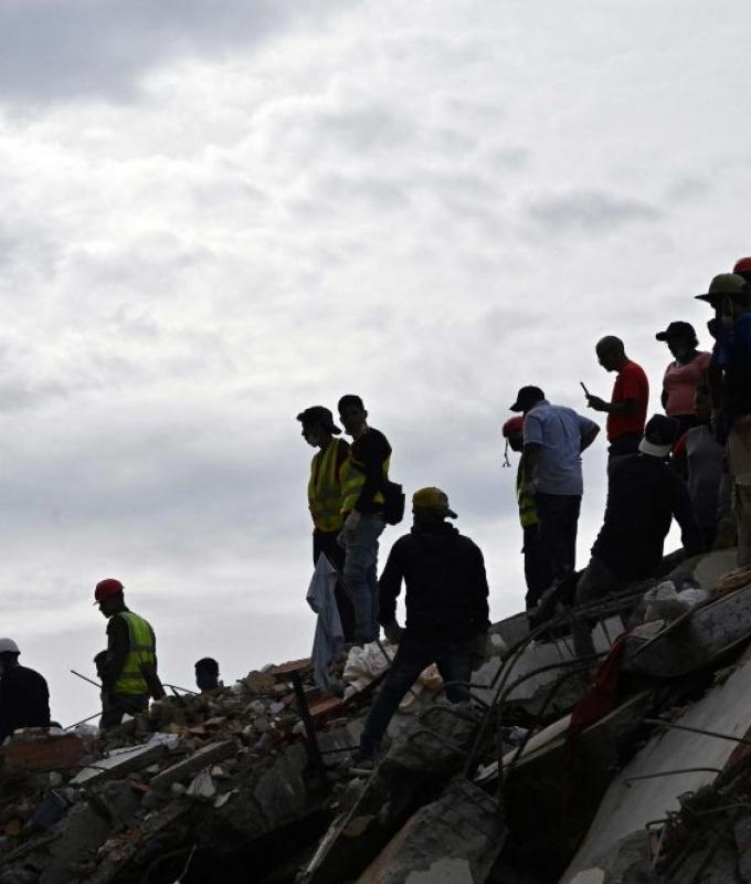Families demand help with recovering Venezuela's quake victims