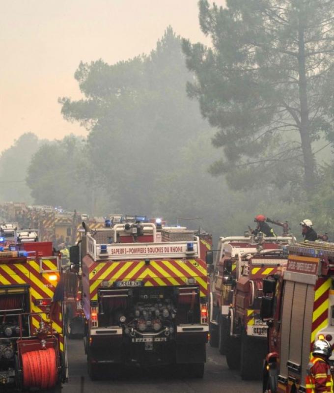 Thousands pack shelters as wildfires trigger 300,000‑strong evacuation in France and Spain