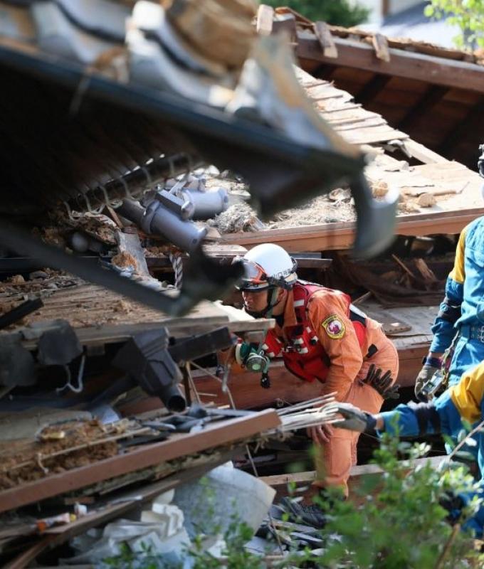 Japan earthquake death toll feared to hit 23 as rescuers comb shattered mall