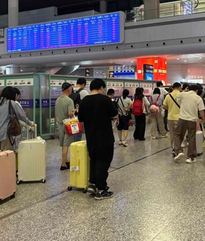 Typhoon Dolphin bears down on China, cancelling more than 1,000 flights